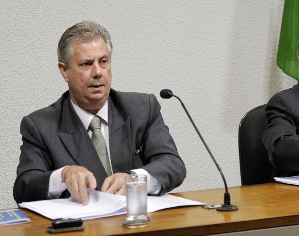 O advogado Edson Ribeiro, preso nesta sexta-feira (27), por agentes da Policia Federal ao desembarcar no Rio de Janeiro de um voo procedente dos Estados Unidos, disse que houve uma interpretação equivocada dos fatos referentes a estratégia de defesa que havia adotado para o seu cliente, o ex-diretor da área internacional da Petrobras e delator da Operação Lava Jato, Nestor Cerveró; defensor de Ribeiro, Carlo Luchione, disse, ainda, que Ribeiro alegou "inocência veementemente", além de afirmar que não traiu a confiança de Cerveró (Foto: Paulo Emílio) O advogado Edson Ribeiro, preso nesta sexta-feira (27), por agentes da Policia Federal ao desembarcar no Rio de Janeiro de um voo procedente dos Estados Unidos, disse que houve uma interpretação equivocada dos fatos referentes a estratégia de defesa que havia adotado para o seu cliente, o ex-diretor da área internacional da Petrobras e delator da Operação Lava Jato, Nestor Cerveró; defensor de Ribeiro, Carlo Luchione, disse, ainda, que Ribeiro alegou "inocência veementemente", além de afirmar que não traiu a confiança de Cerveró