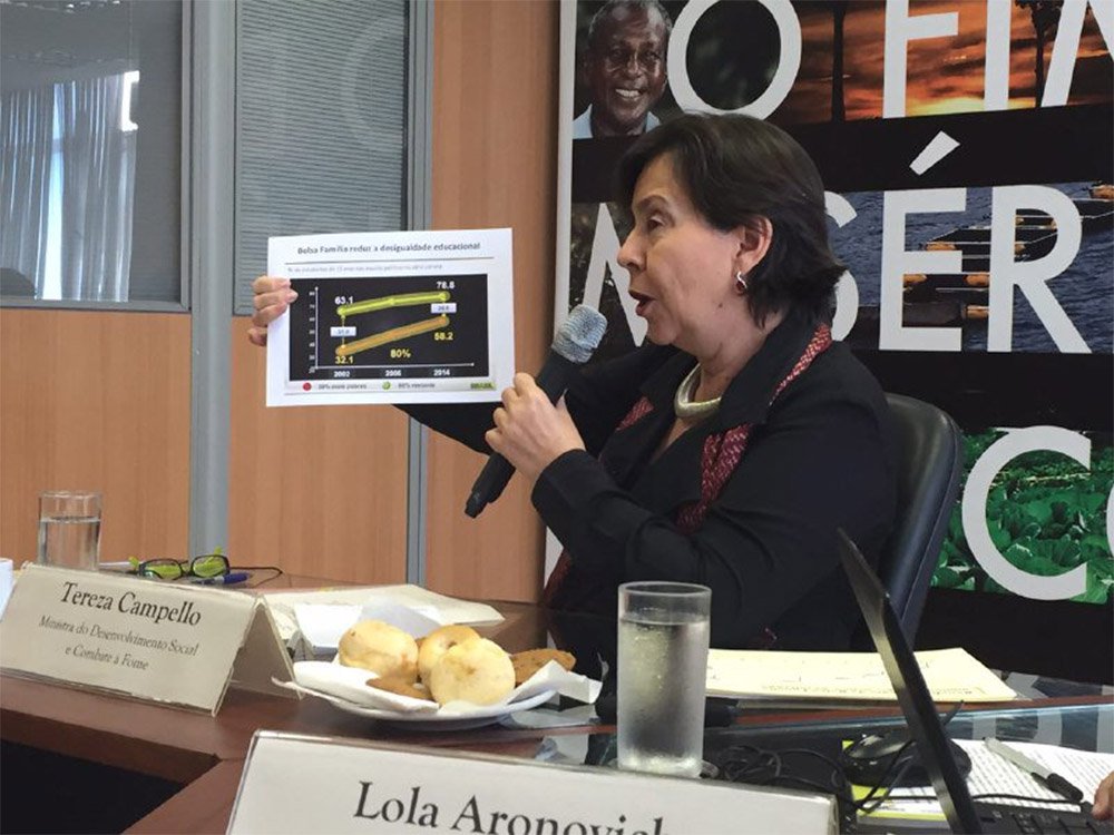 Ministra do Desenvolvimento Social e Combate à Fome, Tereza Campello, afirma em entrevista a blogueiros nesta quarta-feira que, com a implementação do programa do PMDB, caso o vice-presidente Michel Temer assuma a presidência, 36 milhões ficarão fora do Bolsa Família, sendo 17 milhões de crianças; "O nível de preconceito, de agressão, contra a população mais pobre no Brasil está perigoso", comentou (Foto: Gisele Federicce) Ministra do Desenvolvimento Social e Combate à Fome, Tereza Campello, afirma em entrevista a blogueiros nesta quarta-feira que, com a implementação do programa do PMDB, caso o vice-presidente Michel Temer assuma a presidência, 36 milhões ficarão fora do Bolsa Família, sendo 17 milhões de crianças; "O nível de preconceito, de agressão, contra a população mais pobre no Brasil está perigoso", comentou