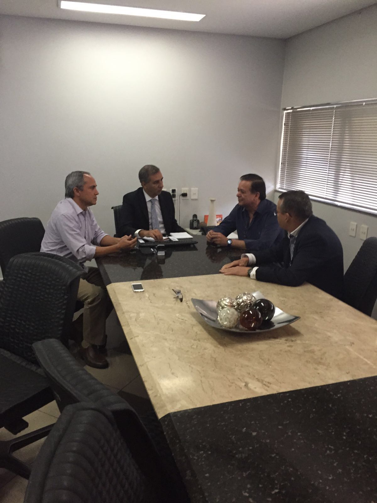 O pré-candidato a prefeito Luiz Bittencourt e o deputado federal Jovair Arantes, ambos do PTB, visitaram o vice-governador governador e secretário de Segurança Pública, José Eliton; Bittencourt observou que as ações de Eliton à frente da secretaria surtiram efeito e forma bem recebidas pela população; "A Guarda Municipal tem um efetivo de 1.500 agentes, que trabalhando em parceria com o governo do Estado e os efetivos da PM e Polícia Civil podemos melhorar muito a segurança dos goianienses" (Foto: José Barbacena) O pré-candidato a prefeito Luiz Bittencourt e o deputado federal Jovair Arantes, ambos do PTB, visitaram o vice-governador governador e secretário de Segurança Pública, José Eliton; Bittencourt observou que as ações de Eliton à frente da secretaria surtiram efeito e forma bem recebidas pela população; "A Guarda Municipal tem um efetivo de 1.500 agentes, que trabalhando em parceria com o governo do Estado e os efetivos da PM e Polícia Civil podemos melhorar muito a segurança dos goianienses"