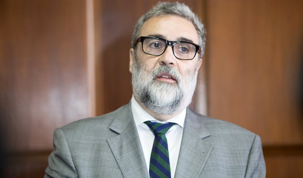 Renato Villela defende o fim da estabilidade do funcionário público, porque entende que o regime do servidor tende a agravar os efeitos da crise econômica e aumentar o desemprego na iniciativa privada; também afirma que o ajuste do governo federal mais eficaz poderia vir do corte de programas e não simplesmente de ministérios; o Estado já elevou o ICMS sobre fumo e cerveja e adotou o contingenciamento de R$ 6,8 bilhões para reverter os efeitos da crise: "São projetos que estavam no orçamento e que estão sendo descontinuados dentro desse contingenciamento. Eles só vão se iniciar se houver uma reversão da atividade econômica e se a receita voltar a crescer", disse (Foto: Roberta Namour) Renato Villela defende o fim da estabilidade do funcionário público, porque entende que o regime do servidor tende a agravar os efeitos da crise econômica e aumentar o desemprego na iniciativa privada; também afirma que o ajuste do governo federal mais eficaz poderia vir do corte de programas e não simplesmente de ministérios; o Estado já elevou o ICMS sobre fumo e cerveja e adotou o contingenciamento de R$ 6,8 bilhões para reverter os efeitos da crise: "São projetos que estavam no orçamento e que estão sendo descontinuados dentro desse contingenciamento. Eles só vão se iniciar se houver uma reversão da atividade econômica e se a receita voltar a crescer", disse