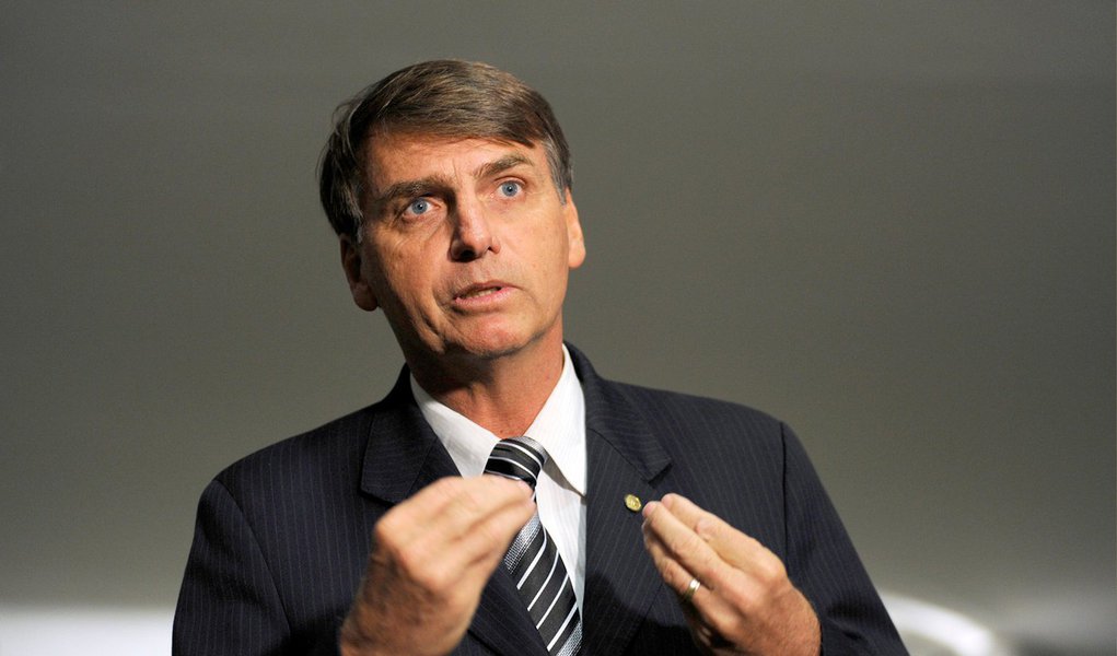 Uma manifestação contra o deputado Jair Bolsonaro (PP-RJ) está marcada para a tarde deste sábado (30), no Aterro da Praia de Iracema, em Fortaleza. Na ocasião, serão fincadas na areia 200 cruzes pretas com rosas vermelhas em homenagem aos desaparecidos na Ditadura Militar (Foto: Rodrigo Rocha) Uma manifestação contra o deputado Jair Bolsonaro (PP-RJ) está marcada para a tarde deste sábado (30), no Aterro da Praia de Iracema, em Fortaleza. Na ocasião, serão fincadas na areia 200 cruzes pretas com rosas vermelhas em homenagem aos desaparecidos na Ditadura Militar