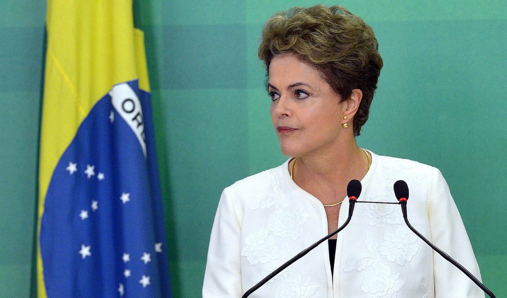 "Como líder do Partido Comunista do Brasil na Câmara, é meu dever defender o Estado Democrático de Direito e me perfilar às fileiras dos que combatem o golpe e lutaram e lutam pela democracia", escreve a deputada Jandira Feghali, em carta à presidente Dilma Rousseff; ela frisa que Dilma "enfrenta esse turbilhão com cautela e lucidez, com a postura de quem tem um coração valente e se mantém coerente mesmo diante da militância do ódio, das mentiras espalhadas sobre seu governo"; para a parlamentar, "dias melhores virão" (Foto: Jandira Feghali) "Como líder do Partido Comunista do Brasil na Câmara, é meu dever defender o Estado Democrático de Direito e me perfilar às fileiras dos que combatem o golpe e lutaram e lutam pela democracia", escreve a deputada Jandira Feghali, em carta à presidente Dilma Rousseff; ela frisa que Dilma "enfrenta esse turbilhão com cautela e lucidez, com a postura de quem tem um coração valente e se mantém coerente mesmo diante da militância do ódio, das mentiras espalhadas sobre seu governo"; para a parlamentar, "dias melhores virão"