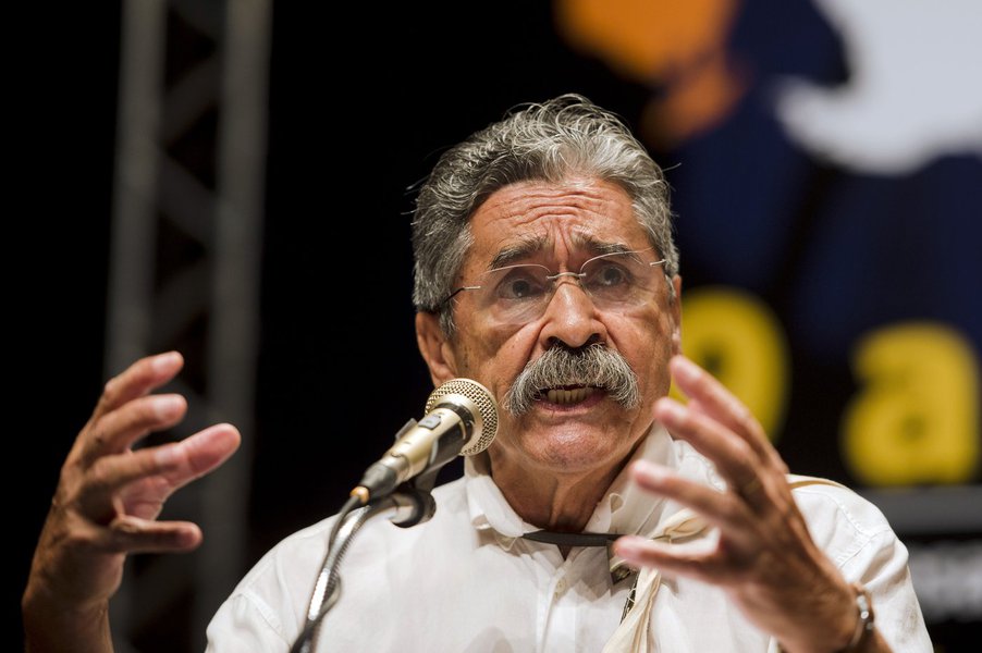 O ex-governador do Rio Grande do Sul Olívio Dutra questionou o papel exercido pela esquerda no mundo, em especial na América Latina, como pensamento estratégico de superação do capitalismo; "A esquerda precisa definir um projeto estratégico de transformação, que não se reduz a ganhar ou perder eleições. A esquerda precisa ter um contorno definido, que é enriquecido pelo contato direto com movimentos sociais, lutas e organizações", disse ao participar de debate no Fórum Social Temático, em Porto Alegre (Foto: Gisele Federicce) O ex-governador do Rio Grande do Sul Olívio Dutra questionou o papel exercido pela esquerda no mundo, em especial na América Latina, como pensamento estratégico de superação do capitalismo; "A esquerda precisa definir um projeto estratégico de transformação, que não se reduz a ganhar ou perder eleições. A esquerda precisa ter um contorno definido, que é enriquecido pelo contato direto com movimentos sociais, lutas e organizações", disse ao participar de debate no Fórum Social Temático, em Porto Alegre