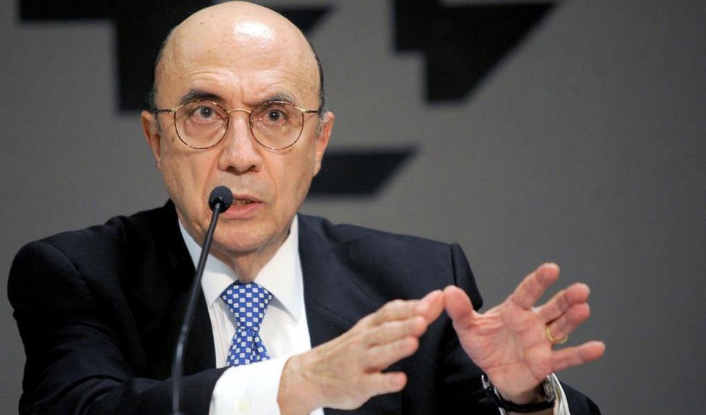 Nome indicado para a Fazenda de um eventual governo de Michel Temer, o ex-presidente do Banco Central Henrique Meirelles nunca escondeu suas ambições políticas; em 2010, Meirelles sonhou ser indicado pelo PMDB, sua legenda na época, para vice da chapa de Dilma Rousseff, com o apoio do ex-presidente Lula, mas Temer se impôs e ficou com a vaga; seus aliados sugerem que agora ele faça do novo cargo no Ministério da Fazenda um trampolim para viabilizar uma candidatura presidencial em 2018 (Foto: Roberta Namour) Nome indicado para a Fazenda de um eventual governo de Michel Temer, o ex-presidente do Banco Central Henrique Meirelles nunca escondeu suas ambições políticas; em 2010, Meirelles sonhou ser indicado pelo PMDB, sua legenda na época, para vice da chapa de Dilma Rousseff, com o apoio do ex-presidente Lula, mas Temer se impôs e ficou com a vaga; seus aliados sugerem que agora ele faça do novo cargo no Ministério da Fazenda um trampolim para viabilizar uma candidatura presidencial em 2018