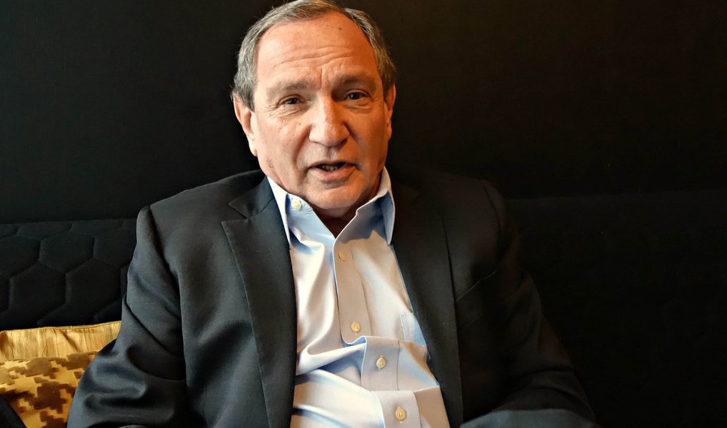 A grande mídia ocidental vem sistematicamente sonegando de seu público qualquer informação ou análise a respeito dos riscos, reais e crescentes, de guerra global, algo que poderá facilmente escalar para uma guerra nuclear devastadora do planeta; George Friedman, fundador e presidente da STRATFOR, a maior dentre as empresas de consultoria dos EUA voltadas à prospecção e levantamento de tendências (inteligência) da geopolítica mundial, vem em entrevista divulgar a público aquilo que, há muito tempo, empresas vêm informando a seus seletos (e poderosos) clientes (Foto: Gisele Federicce) A grande mídia ocidental vem sistematicamente sonegando de seu público qualquer informação ou análise a respeito dos riscos, reais e crescentes, de guerra global, algo que poderá facilmente escalar para uma guerra nuclear devastadora do planeta; George Friedman, fundador e presidente da STRATFOR, a maior dentre as empresas de consultoria dos EUA voltadas à prospecção e levantamento de tendências (inteligência) da geopolítica mundial, vem em entrevista divulgar a público aquilo que, há muito tempo, empresas vêm informando a seus seletos (e poderosos) clientes