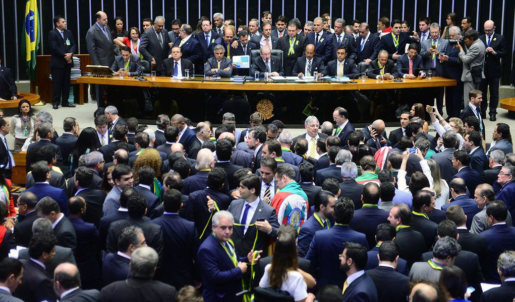 Estes que tiveram suas máscaras de golpistas expostas, aguardarão o julgamento irrefutável da história, sob a resistência e os protestos dos que decidiram não ficar inertes diante daqueles que elegeram corruptos como heróis (Foto: Erika Kokay) Estes que tiveram suas máscaras de golpistas expostas, aguardarão o julgamento irrefutável da história, sob a resistência e os protestos dos que decidiram não ficar inertes diante daqueles que elegeram corruptos como heróis