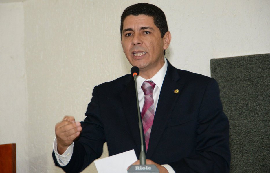 Em solenidade que contou com a presença de vários caciques do PMDB, entre eles o governador Marcelo Miranda, o nome do deputado Valdemar Júnior foi apontado como a principal alternativa do PMDB para disputar a prefeitura da Capital; vice-governadora Cláudia Lelis (PV), pré-candidata a prefeita, esteve presenta à solenidade (Foto: Fatima 247) Em solenidade que contou com a presença de vários caciques do PMDB, entre eles o governador Marcelo Miranda, o nome do deputado Valdemar Júnior foi apontado como a principal alternativa do PMDB para disputar a prefeitura da Capital; vice-governadora Cláudia Lelis (PV), pré-candidata a prefeita, esteve presenta à solenidade