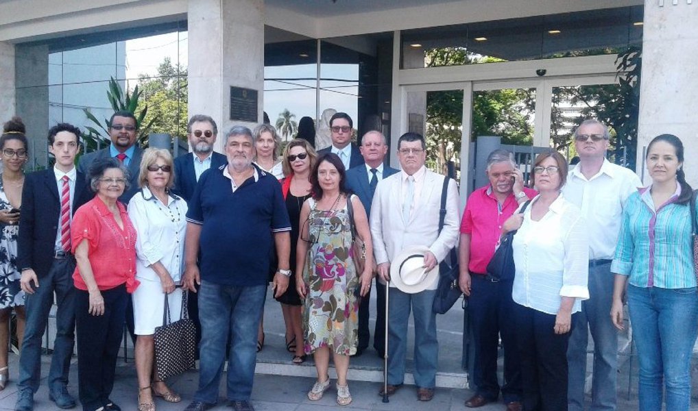 Um grupo de advogados do Rio Grande do Sul ligados ao Movimento em Defesa do Estado Democrático de Direito realizou um ato simbólico em frente à seccional gaúcha da OAB-RS de entrega de um manifesto que critica a “pressa” do Conselho Federal da Ordem em encaminhar um pedido de impeachment da presidenta Dilma; "Embora exista um forte elemento da sociedade brasileira a se dividir nesse momento, não é função do conselho federal atropelar os fatos, ajudar a cercear direitos de defesa e, em nome disto, fazer um pedido de impeachment a ser encaminhado à Câmara Federal. Não é esse o momento para aumentar a crise", afirmou advogado Jorge Garcia, um dos integrantes do movimento (Foto: Leonardo Lucena) Um grupo de advogados do Rio Grande do Sul ligados ao Movimento em Defesa do Estado Democrático de Direito realizou um ato simbólico em frente à seccional gaúcha da OAB-RS de entrega de um manifesto que critica a “pressa” do Conselho Federal da Ordem em encaminhar um pedido de impeachment da presidenta Dilma; "Embora exista um forte elemento da sociedade brasileira a se dividir nesse momento, não é função do conselho federal atropelar os fatos, ajudar a cercear direitos de defesa e, em nome disto, fazer um pedido de impeachment a ser encaminhado à Câmara Federal. Não é esse o momento para aumentar a crise", afirmou advogado Jorge Garcia, um dos integrantes do movimento