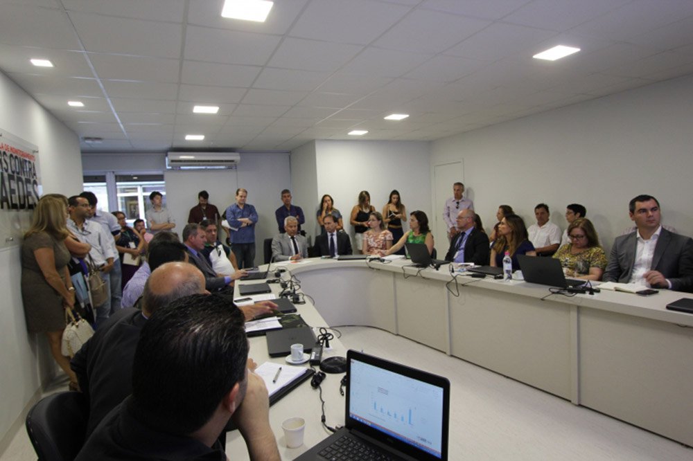 O Grupo de ações estratégicas de combate ao Aedes Aegypti esteve reunido na Sala de Monitoramento da Secretaria da Saúde (SES), em Porto Alegre, para traçar o planejamento das ações de combate ao mosquito frente à situação de emergência sanitária no País; de acordo com o Boletim Epidemiológico, que apresenta os dados das três primeiras semanas de 2016, dos casos de dengue, chikungunya e zika vírus, até esta sexta-feira (22) foram registrados 265 casos notificados de dengue contra 81 no mesmo período do ano passado, um aumento de 227%; foram 15 casos confirmados, todos importados, no período referente a 2016; em 2015, foi registrado um confirmado, também importado (Foto: Leonardo Lucena) O Grupo de ações estratégicas de combate ao Aedes Aegypti esteve reunido na Sala de Monitoramento da Secretaria da Saúde (SES), em Porto Alegre, para traçar o planejamento das ações de combate ao mosquito frente à situação de emergência sanitária no País; de acordo com o Boletim Epidemiológico, que apresenta os dados das três primeiras semanas de 2016, dos casos de dengue, chikungunya e zika vírus, até esta sexta-feira (22) foram registrados 265 casos notificados de dengue contra 81 no mesmo período do ano passado, um aumento de 227%; foram 15 casos confirmados, todos importados, no período referente a 2016; em 2015, foi registrado um confirmado, também importado