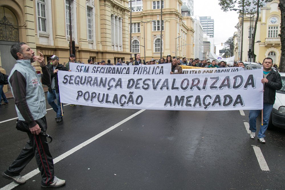 07/07/2015 - PORTO ALEGRE, RS, BRASIL - Na foto: IGP, Bombeiros e Susepe subindo a 7 de Setembro. Várias categorias ligadas a segurança pública realizam ato unificado contra arrocho do governo Sartori. Foto: Guilherme Santos/Sul21 (Foto: Leonardo Lucena) 07/07/2015 - PORTO ALEGRE, RS, BRASIL - Na foto: IGP, Bombeiros e Susepe subindo a 7 de Setembro. Várias categorias ligadas a segurança pública realizam ato unificado contra arrocho do governo Sartori. Foto: Guilherme Santos/Sul21