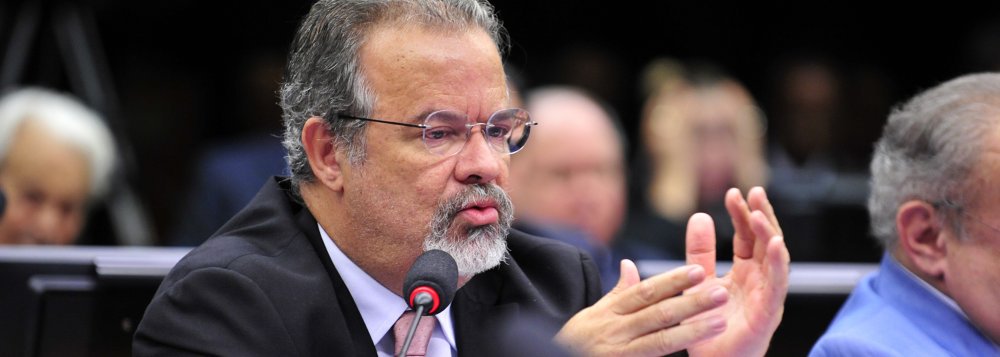 Deputado federal Raul Jungmann (PPS-PR), vice-líder da Minoria na Câmara, apresentou emenda na comissão mista que analisará a MP retirando o status de ministro do cargo de chefe do Gabinete Pessoal do Presidente da República, que passou a ser ocupado por Jaques Wagner (PT-BA); o político deixou a Casa Civil para dar lugar ao ex-presidente Lula; a MP foi encaminhada ao Congresso; de acordo com o deputado, ao transformar o cargo de chefe do gabinete pessoal da presidente da República em ministro-chefe, o objetivo da presidente Dilma é dar foro privilegiado “preventivo” a Jaques Wagner, citado em delações e aparece em escutas telefônicas da Operação Lava Jato (Foto: Leonardo Lucena) Deputado federal Raul Jungmann (PPS-PR), vice-líder da Minoria na Câmara, apresentou emenda na comissão mista que analisará a MP retirando o status de ministro do cargo de chefe do Gabinete Pessoal do Presidente da República, que passou a ser ocupado por Jaques Wagner (PT-BA); o político deixou a Casa Civil para dar lugar ao ex-presidente Lula; a MP foi encaminhada ao Congresso; de acordo com o deputado, ao transformar o cargo de chefe do gabinete pessoal da presidente da República em ministro-chefe, o objetivo da presidente Dilma é dar foro privilegiado “preventivo” a Jaques Wagner, citado em delações e aparece em escutas telefônicas da Operação Lava Jato