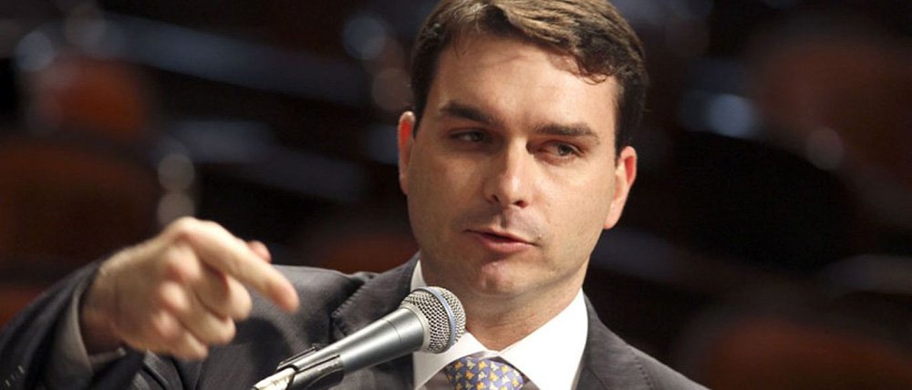 O deputado estadual Flávio Bolsonaro (PSC), filho do deputado federal Jair Bolsonaro (RJ), do mesmo partido, trocou tiros com criminosos, na Avenida das Américas, Barra da Tijuca, Zona Oeste do Rio; de acordo com a assessoria do parlamentar, ele passava de carro pela via, em companhia de um segurança, quando foi abordado por dois homens numa moto, que teriam tentado assaltá-lo; o segurança do deputado sacou sua arma, mas os criminosos atiraram primeiro, sem ferir os ocupantes do carro; Bolsonaro efetuou disparos com sua própria arma e teria ferido um dos criminosos, que fugiu (Foto: Leonardo Lucena) O deputado estadual Flávio Bolsonaro (PSC), filho do deputado federal Jair Bolsonaro (RJ), do mesmo partido, trocou tiros com criminosos, na Avenida das Américas, Barra da Tijuca, Zona Oeste do Rio; de acordo com a assessoria do parlamentar, ele passava de carro pela via, em companhia de um segurança, quando foi abordado por dois homens numa moto, que teriam tentado assaltá-lo; o segurança do deputado sacou sua arma, mas os criminosos atiraram primeiro, sem ferir os ocupantes do carro; Bolsonaro efetuou disparos com sua própria arma e teria ferido um dos criminosos, que fugiu