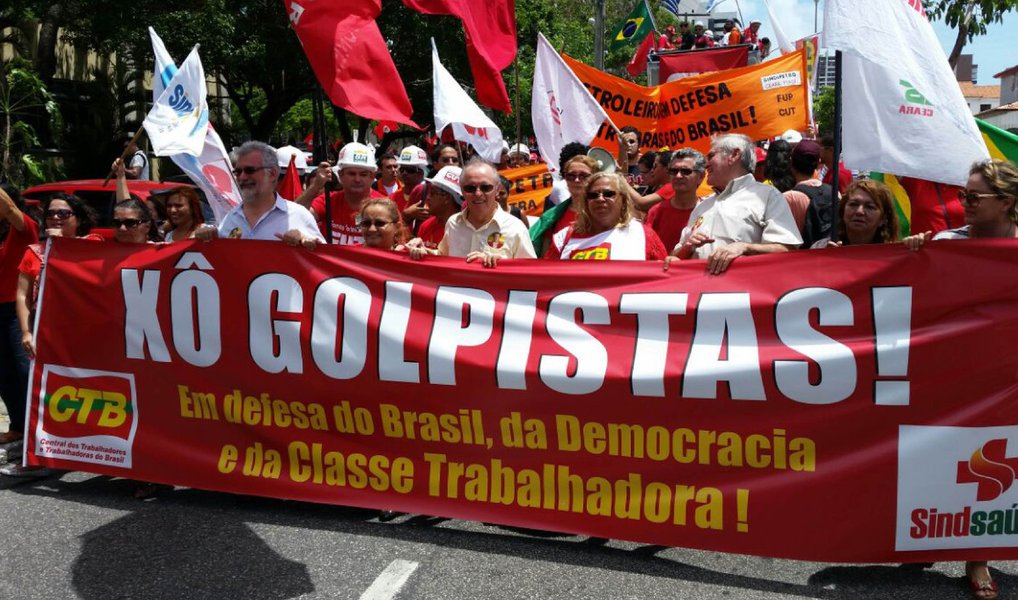 Centrais sindicais e movimentos sociais anunciaram para a próxima quinta-feira, 16, uma grande manifestação na Avenida Paulista contra o processo de impeachment da presidente Dilma Rousseff; manifestantes irão pedir a saída do presidente da Câmara, Eduardo Cunha (PMDB) do cargo, e mudanças na política econômica do governo; serão convidados representantes de entidades que já se posicionaram contra o impeachment como Ordem dos Advogados do Brasil (OAB), Conferência Nacional dos Bispos do Brasil (CNBB) e o Conselho Nacional de Igrejas Cristãs do Brasil (Conic); uma comissão de representantes dos movimentos deve ser recebida pela presidente Dilma no Palácio do Planalto (Foto: Aquiles Lins) Centrais sindicais e movimentos sociais anunciaram para a próxima quinta-feira, 16, uma grande manifestação na Avenida Paulista contra o processo de impeachment da presidente Dilma Rousseff; manifestantes irão pedir a saída do presidente da Câmara, Eduardo Cunha (PMDB) do cargo, e mudanças na política econômica do governo; serão convidados representantes de entidades que já se posicionaram contra o impeachment como Ordem dos Advogados do Brasil (OAB), Conferência Nacional dos Bispos do Brasil (CNBB) e o Conselho Nacional de Igrejas Cristãs do Brasil (Conic); uma comissão de representantes dos movimentos deve ser recebida pela presidente Dilma no Palácio do Planalto