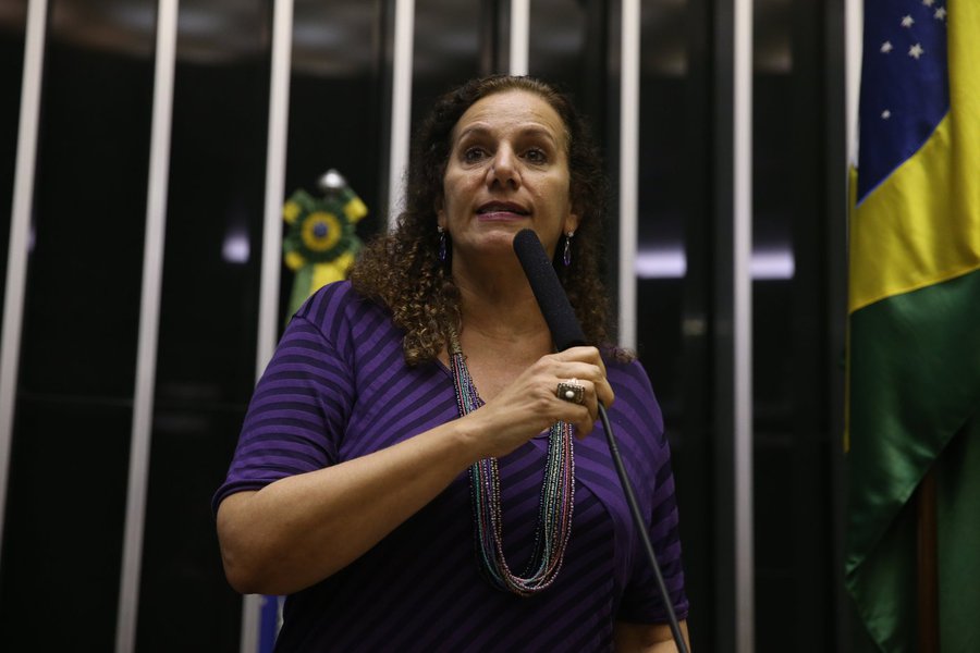 Líder do PCdoB, partido que entrou com duas ações no STF contra a votação secreta determinada pelo presidente da Câmara, Eduardo Cunha, e contra a criação de uma chapa avulsa para definir os integrantes da comissão de impeachment, cobrou os parlamentares pelo voto secreto: "Qual o medo? Medo da sociedade?"; ela também disse que Cunha faria um "favor à sociedade" se deixasse a cadeira (Foto: Gisele Federicce) Líder do PCdoB, partido que entrou com duas ações no STF contra a votação secreta determinada pelo presidente da Câmara, Eduardo Cunha, e contra a criação de uma chapa avulsa para definir os integrantes da comissão de impeachment, cobrou os parlamentares pelo voto secreto: "Qual o medo? Medo da sociedade?"; ela também disse que Cunha faria um "favor à sociedade" se deixasse a cadeira