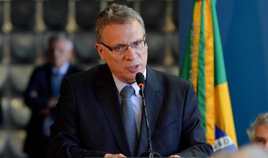 O governo da presidente Dilma Rousseff vai liberar 160 milhões de reais, o equivalente à verba orçamentária restante para a Polícia Federal até o final deste ano, antes da data prevista para a votação do pedido de abertura de impeachment no Senado, que pode levar ao afastamento temporário da presidente, disse nesta terça-feira o ministro da Justiça, Eugênio Aragão; ele disse que a medida visa garantir que a PF não fique "a mercê de chantagens políticas" após o dia 11 de maio, data em que o Senado deve votar em plenário a admissibilidade do pedido de impeachment de Dilma (Foto: Valter Lima) O governo da presidente Dilma Rousseff vai liberar 160 milhões de reais, o equivalente à verba orçamentária restante para a Polícia Federal até o final deste ano, antes da data prevista para a votação do pedido de abertura de impeachment no Senado, que pode levar ao afastamento temporário da presidente, disse nesta terça-feira o ministro da Justiça, Eugênio Aragão; ele disse que a medida visa garantir que a PF não fique "a mercê de chantagens políticas" após o dia 11 de maio, data em que o Senado deve votar em plenário a admissibilidade do pedido de impeachment de Dilma