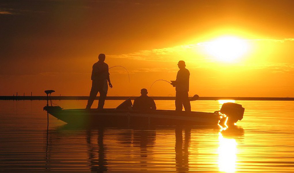Para praticar a pesca, o Brasil tem disponível um litoral de mais de 8 mil km de extensão e mais de 12% de toda a água doce do mundo. Ao todo, são mais de 4 mil espécies de peixe no país. A pesca oceânica é praticada principalmente da Bahia até Santa Catarina e entre os peixes comuns no litoral brasileiro estão o marlin, o xaréu e o espadarte (Foto: Leonardo Attuch) Para praticar a pesca, o Brasil tem disponível um litoral de mais de 8 mil km de extensão e mais de 12% de toda a água doce do mundo. Ao todo, são mais de 4 mil espécies de peixe no país. A pesca oceânica é praticada principalmente da Bahia até Santa Catarina e entre os peixes comuns no litoral brasileiro estão o marlin, o xaréu e o espadarte