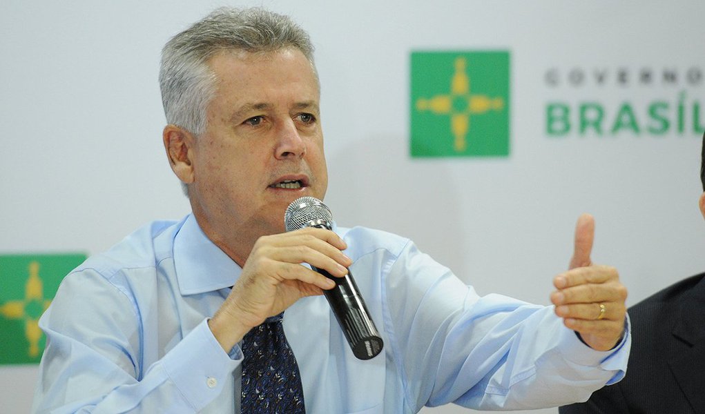 Cinco regiões administrativas e mais de 15 pontos turísticos de Brasília vão receber a tocha olímpica durante o revezamento do símbolo da Olimpíada; a cidade é responsável por iniciar o percurso nacional em 3 de maio, a 100 dias do início da disputa; depois, o objeto passará por todos os estados do País e 328 municípios até chegar à sede da competição, no Rio; o trajeto em solo candango foi divulgado pelo governador Rodrigo Rollemberg e pela secretária do Esporte, Turismo e Lazer, Leila Barros; a pasta organiza o revezamento com o apoio de 27 órgãos (Foto: Leonardo Lucena) Cinco regiões administrativas e mais de 15 pontos turísticos de Brasília vão receber a tocha olímpica durante o revezamento do símbolo da Olimpíada; a cidade é responsável por iniciar o percurso nacional em 3 de maio, a 100 dias do início da disputa; depois, o objeto passará por todos os estados do País e 328 municípios até chegar à sede da competição, no Rio; o trajeto em solo candango foi divulgado pelo governador Rodrigo Rollemberg e pela secretária do Esporte, Turismo e Lazer, Leila Barros; a pasta organiza o revezamento com o apoio de 27 órgãos