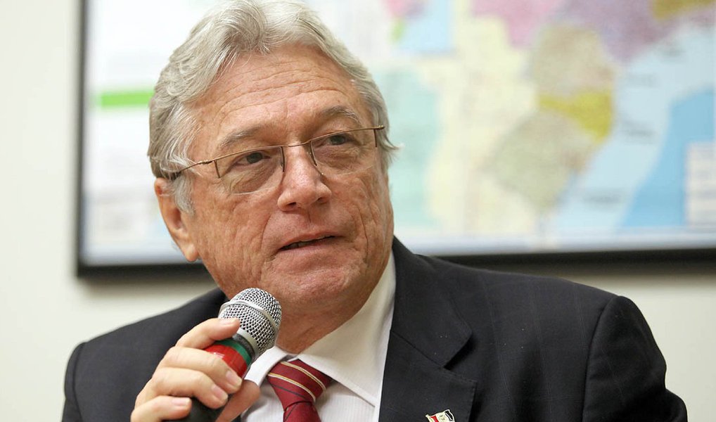 Os Ministérios Público Estadual e de Contas de Alagoas estão propondo ação civil pública por improbidade administrativa contra o ex-governador Teotonio Vilela Filho (PSDB); ele teria causado dano patrimonial ao erário estadual, dano moral social e violação aos princípios da Administração Pública; no exercício financeiro de 2011, houve o descumprimento do gasto percentual mínimo de 25% (vinte e cinco por cento) da receita líquida com a manutenção e o desenvolvimento do ensino; também foi identificado dedução do total os valores destinados ao Fundo de Combate e Erradicação da Pobreza (Fecoep) (Foto: Voney Malta) Os Ministérios Público Estadual e de Contas de Alagoas estão propondo ação civil pública por improbidade administrativa contra o ex-governador Teotonio Vilela Filho (PSDB); ele teria causado dano patrimonial ao erário estadual, dano moral social e violação aos princípios da Administração Pública; no exercício financeiro de 2011, houve o descumprimento do gasto percentual mínimo de 25% (vinte e cinco por cento) da receita líquida com a manutenção e o desenvolvimento do ensino; também foi identificado dedução do total os valores destinados ao Fundo de Combate e Erradicação da Pobreza (Fecoep)
