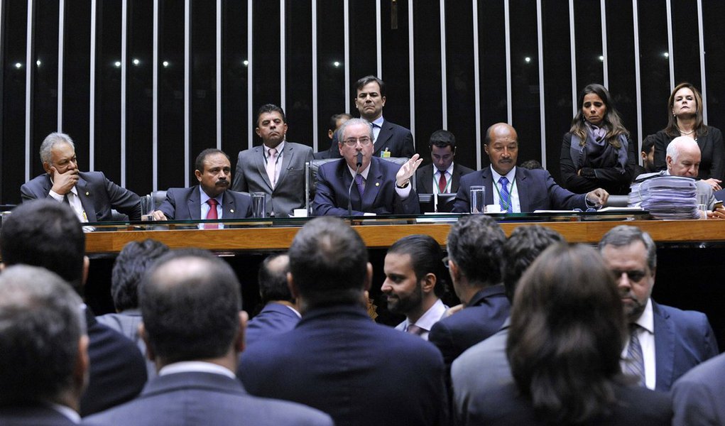 Como já era esperado tanto pelo governo quanto pela oposição, a maioria dos deputados membros da comissão especial do impeachment na Câmara votou a favor do parecer do relator Jovair Arantes (PTB-GO), que defende a abertura do processo de afastamento da presidente Dilm; deputados federais maranhenses que fazem parte da comissão, João Marcelo (PMDB), Júnior Marreca (PEN) e Weverton Rocha (PDT) votaram contra a abertura do processo de impeachment; votaram a favor João Castelo (PSDB), Juscelino Filho (DEM), Waldir Maranhão (PP), Eliziane Gama (PPS) e Sarney Filho (PV) (Foto: Leonardo Lucena) Como já era esperado tanto pelo governo quanto pela oposição, a maioria dos deputados membros da comissão especial do impeachment na Câmara votou a favor do parecer do relator Jovair Arantes (PTB-GO), que defende a abertura do processo de afastamento da presidente Dilm; deputados federais maranhenses que fazem parte da comissão, João Marcelo (PMDB), Júnior Marreca (PEN) e Weverton Rocha (PDT) votaram contra a abertura do processo de impeachment; votaram a favor João Castelo (PSDB), Juscelino Filho (DEM), Waldir Maranhão (PP), Eliziane Gama (PPS) e Sarney Filho (PV)