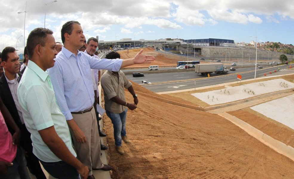 Os motoristas que trafegam no entorno da Estação Pirajá e da Estrada de Campinas, em Salvador, já podem utilizar o novo viaduto sobre a BR-324, inaugurado pelo governador Rui Costa nesta manhã; as obras fazem parte da implantação da Linha Azul - corredor transversal que vai ligar a Orla ao Subúrbio Ferroviário – e desafogam o trânsito na região de Pirajá; "É uma etapa da Linha Azul, que inclui a duplicação da Avenida Gal Costa. Daqui, a obra segue para o Lobato, onde já estamos executando um túnel de 360 metros, com 140 metros já executados. Todo o Subúrbio será interligado, saindo do Lobato até a estação do metrô de Pirajá. Em menos de 5 minutos, as pessoas saem do Subúrbio e chegam à Estação de Pirajá", explicou Rui (Foto: Romulo Faro) Os motoristas que trafegam no entorno da Estação Pirajá e da Estrada de Campinas, em Salvador, já podem utilizar o novo viaduto sobre a BR-324, inaugurado pelo governador Rui Costa nesta manhã; as obras fazem parte da implantação da Linha Azul - corredor transversal que vai ligar a Orla ao Subúrbio Ferroviário – e desafogam o trânsito na região de Pirajá; "É uma etapa da Linha Azul, que inclui a duplicação da Avenida Gal Costa. Daqui, a obra segue para o Lobato, onde já estamos executando um túnel de 360 metros, com 140 metros já executados. Todo o Subúrbio será interligado, saindo do Lobato até a estação do metrô de Pirajá. Em menos de 5 minutos, as pessoas saem do Subúrbio e chegam à Estação de Pirajá", explicou Rui