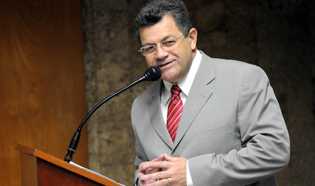 Após reunião de integrantes do Diretório, a direção estadual do PT-SP divulgou nota esclarecendo que não houve invasão no diretório; o boato se espalhou na rede, pois, antes de começar a reunião, pois um oficial da Polícia Militar esteve na recepção do Diretório e começou a perguntar para os que ali estavam presentes se haveria algum ato; após um diálogo entre o oficial e presidente do PT-SP, Emidio de Souza, o policial se retirou; na nota, contudo, a direção considera inadequada a presença de um policial na sede do partido, tendo em vista que não cabe à PM monitorar atividades partidárias (Foto: Valter Lima) Após reunião de integrantes do Diretório, a direção estadual do PT-SP divulgou nota esclarecendo que não houve invasão no diretório; o boato se espalhou na rede, pois, antes de começar a reunião, pois um oficial da Polícia Militar esteve na recepção do Diretório e começou a perguntar para os que ali estavam presentes se haveria algum ato; após um diálogo entre o oficial e presidente do PT-SP, Emidio de Souza, o policial se retirou; na nota, contudo, a direção considera inadequada a presença de um policial na sede do partido, tendo em vista que não cabe à PM monitorar atividades partidárias