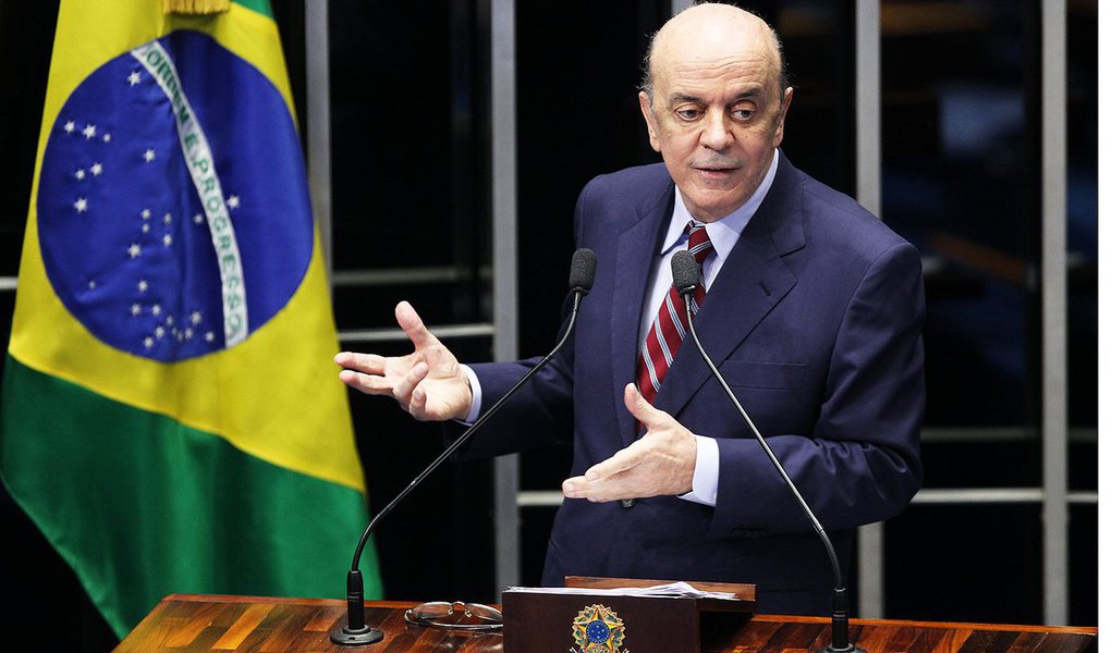 Cientista político Francisco Fonseca, da Fundação Getúlio Vargas, lembra a reunião fotografada pelo jornalista Ilimar Franco (O Globo), dia 16, mostrando o ministro do STF Gilmar Mendes, o senador José Serra (PSDB-SP) e o economista Armínio Fraga em um almoço; “O Serra é do PSDB, claramente um partido golpista hoje. As falas, as movimentações, tudo em torno do PSDB é em prol do golpismo. E que o Serra tem uma relação histórica de bastidores, de movimentos muito pouco claros, é evidente”, diz (Foto: Roberta Namour) Cientista político Francisco Fonseca, da Fundação Getúlio Vargas, lembra a reunião fotografada pelo jornalista Ilimar Franco (O Globo), dia 16, mostrando o ministro do STF Gilmar Mendes, o senador José Serra (PSDB-SP) e o economista Armínio Fraga em um almoço; “O Serra é do PSDB, claramente um partido golpista hoje. As falas, as movimentações, tudo em torno do PSDB é em prol do golpismo. E que o Serra tem uma relação histórica de bastidores, de movimentos muito pouco claros, é evidente”, diz