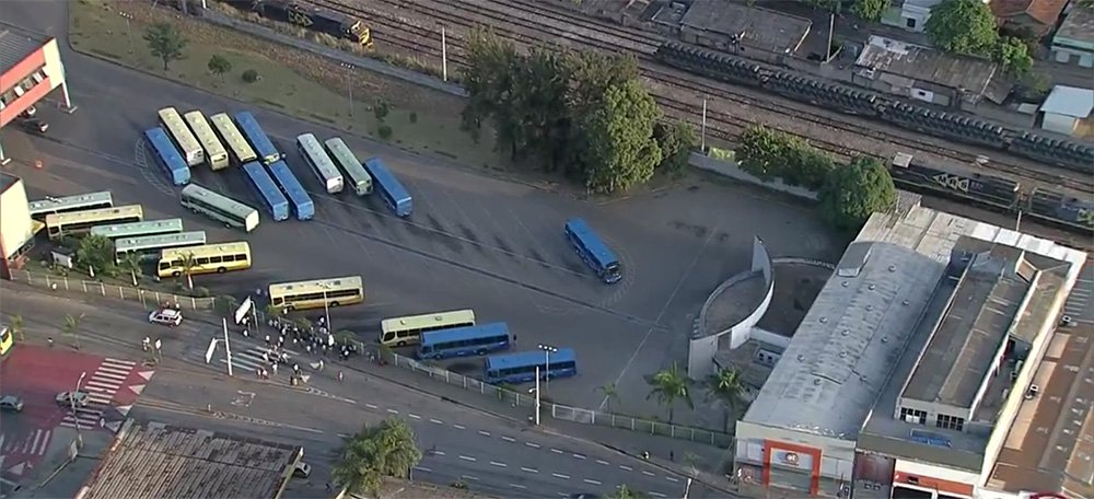 Motoristas e cobradores paralisaram as atividades na manhã desta segunda-feira (25) e seguem de braços cruzados até as 12h, de acordo com o Sindicato dos Trabalhadores em Transportes Rodoviários de Belo Horizonte (STTR-BH); a estimativa é de que cerca de 70% da frota esteja parada; a paralisação dos rodoviários atinge todas as linhas convencionais que operam na capital, além do sistema BRT/Move; apesar das cerca de 220 mil pessoas afetadas com a paralisação total nas estações Diamante e Barreiro, a BHTrans não registrou nenhum tipo de problema (Foto: Leonardo Lucena) Motoristas e cobradores paralisaram as atividades na manhã desta segunda-feira (25) e seguem de braços cruzados até as 12h, de acordo com o Sindicato dos Trabalhadores em Transportes Rodoviários de Belo Horizonte (STTR-BH); a estimativa é de que cerca de 70% da frota esteja parada; a paralisação dos rodoviários atinge todas as linhas convencionais que operam na capital, além do sistema BRT/Move; apesar das cerca de 220 mil pessoas afetadas com a paralisação total nas estações Diamante e Barreiro, a BHTrans não registrou nenhum tipo de problema