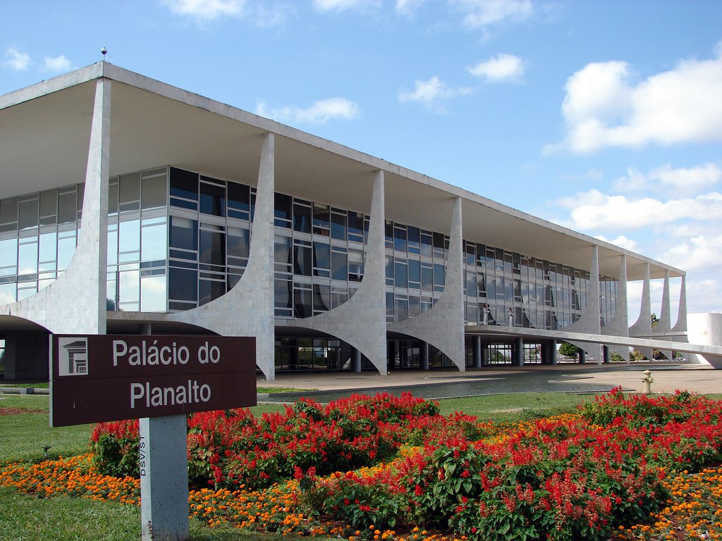 Um homem ainda não identificado ateou fogo ao próprio corpo na manhã deste domingo em frente ao Palácio do Planalto, em Brasília; ele foi socorrido pelo Corpo de Bombeiros do Distrito Federal e levado ao Hospital Regional da Asa Norte, unidade de referência no atendimento a queimados; segundo a assessoria de comunicação dos bombeiros, o homem teve mais de 70% do corpo queimados, e aparentava ter entre 45 e 50 anos de idade (Foto: Romulo Faro) Um homem ainda não identificado ateou fogo ao próprio corpo na manhã deste domingo em frente ao Palácio do Planalto, em Brasília; ele foi socorrido pelo Corpo de Bombeiros do Distrito Federal e levado ao Hospital Regional da Asa Norte, unidade de referência no atendimento a queimados; segundo a assessoria de comunicação dos bombeiros, o homem teve mais de 70% do corpo queimados, e aparentava ter entre 45 e 50 anos de idade