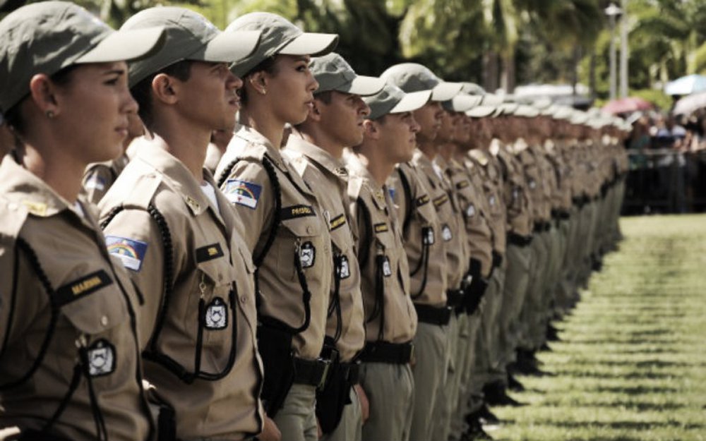 Os policiais e bombeiros militares de Pernambuco cobraram do Governo do Estado, por meio de um comunicado, um reajuste e reposição salarial de 25% nos vencimentos; segundo comunicado da Associação de Praças de Pernambuco, o salário da categoria é um dos piores do Brasil e que " verdade é que a PM e bombeiros estão há dois anos sem reajuste salarial. Não recebemos hora extra, adicional noturno, insalubridade"; segundo a nota, o risco de uma paralisação não deve ser descartado e que "a sociedade deve ficar atenta. A insatisfação é real e cada vez maior" (Foto: Paulo Emílio) Os policiais e bombeiros militares de Pernambuco cobraram do Governo do Estado, por meio de um comunicado, um reajuste e reposição salarial de 25% nos vencimentos; segundo comunicado da Associação de Praças de Pernambuco, o salário da categoria é um dos piores do Brasil e que " verdade é que a PM e bombeiros estão há dois anos sem reajuste salarial. Não recebemos hora extra, adicional noturno, insalubridade"; segundo a nota, o risco de uma paralisação não deve ser descartado e que "a sociedade deve ficar atenta. A insatisfação é real e cada vez maior"