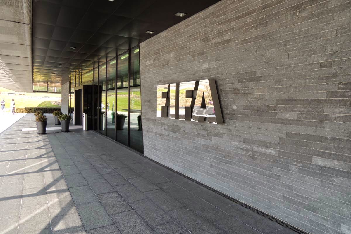 Os relógios foram deixados nas camas do hotel em que dirigentes do futebol, incluindo membros do comitê-executivo da Fifa e representantes de federações nacionais, participavam de um Congresso da Fifa no Brasil, antes da Copa de 2014; A Fifa, embora enfrentasse acusações de corrupção há anos, foi arrastada para uma crise em maio deste ano, quando a polícia realizou uma operação em um hotel em Zurique e prendeu diversos dirigentes, entre eles o ex-presidente da CBF José Maria Marin (Foto: Luis Mauro Queiroz) Os relógios foram deixados nas camas do hotel em que dirigentes do futebol, incluindo membros do comitê-executivo da Fifa e representantes de federações nacionais, participavam de um Congresso da Fifa no Brasil, antes da Copa de 2014; A Fifa, embora enfrentasse acusações de corrupção há anos, foi arrastada para uma crise em maio deste ano, quando a polícia realizou uma operação em um hotel em Zurique e prendeu diversos dirigentes, entre eles o ex-presidente da CBF José Maria Marin