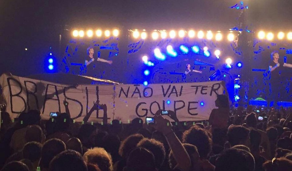 Histórico show gratuito e ao ar livre da banda britânica na noite da sexta-feira (25) em Havana, Cuba, teve pontos altos além da música e da multidão que lotou a Cidade Esportiva; no meio da apresentação, uma faixa chama a atenção para o momento político no Brasil com frase em apoio à presidente Dilma Rousseff (PT); governante petista, eleita democraticamente com mais de 50% dos votos dos brasileiros, enfrenta um processo de impeachment (Foto: Realle Palazzo-Martini) Histórico show gratuito e ao ar livre da banda britânica na noite da sexta-feira (25) em Havana, Cuba, teve pontos altos além da música e da multidão que lotou a Cidade Esportiva; no meio da apresentação, uma faixa chama a atenção para o momento político no Brasil com frase em apoio à presidente Dilma Rousseff (PT); governante petista, eleita democraticamente com mais de 50% dos votos dos brasileiros, enfrenta um processo de impeachment