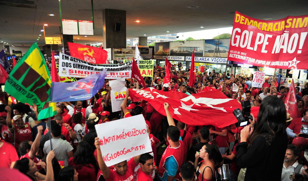 Defender a democracia, a legalidade e legitimidade do mandato presidencial de Dilma Rousseff; manifestar repúdio às tentativas de golpe, via impeachment; denunciar e criticar o ajuste fiscal; exigir a cassação do presidente da Câmara, Eduardo Cunha; e reivindicar uma nova política econômica para o país; estas são as pautas que marcarão o ato público que acontece nesta quarta (16), no Centro de Aracaju (Foto: Valter Lima) Defender a democracia, a legalidade e legitimidade do mandato presidencial de Dilma Rousseff; manifestar repúdio às tentativas de golpe, via impeachment; denunciar e criticar o ajuste fiscal; exigir a cassação do presidente da Câmara, Eduardo Cunha; e reivindicar uma nova política econômica para o país; estas são as pautas que marcarão o ato público que acontece nesta quarta (16), no Centro de Aracaju