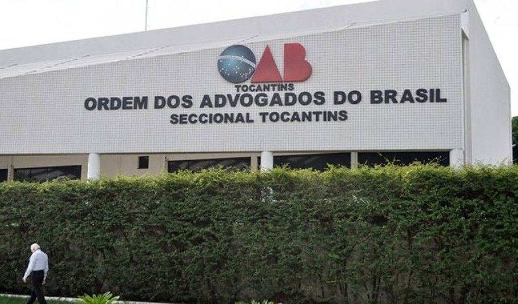 O Conselho Seccional da OAB-TO decidiu respaldar a OAB Nacional em processo de impeachment da presidente da República, Dilma, e na cobrança contra a violação das prerrogativas dos advogados de pessoas investigadas na operação Lava Jato; a deliberação do Conselho Seccional do Tocantins sobre o impeachment, tomada pelo placar de 22 x 7, será levada ao Conselho Federal da Ordem, que se reúne nesta sexta-feira (18); de acordo com a OAB-TO, a sessão que decidiu pelo respaldo à OAB Nacional nessa questão foi democrática, com abertura de várias manifestações a favor e contra o processo de impedimento (Foto: Leonardo Lucena) O Conselho Seccional da OAB-TO decidiu respaldar a OAB Nacional em processo de impeachment da presidente da República, Dilma, e na cobrança contra a violação das prerrogativas dos advogados de pessoas investigadas na operação Lava Jato; a deliberação do Conselho Seccional do Tocantins sobre o impeachment, tomada pelo placar de 22 x 7, será levada ao Conselho Federal da Ordem, que se reúne nesta sexta-feira (18); de acordo com a OAB-TO, a sessão que decidiu pelo respaldo à OAB Nacional nessa questão foi democrática, com abertura de várias manifestações a favor e contra o processo de impedimento