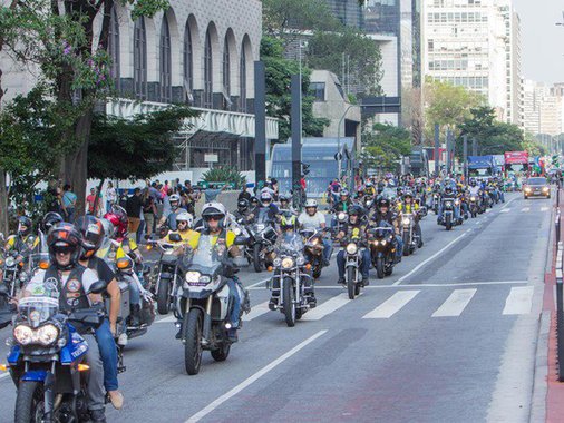 Há muito que a PM tem mostrado não saber bem qual o seu papel. Mas para nós, que presenciamos o "espetáculo das motos" no último sábado, ficou bem claro qual é o papel que querem nos impingir nesse teatro sórdido: o de bobos que aplaudem sempre as estrepolias da corte (Foto: Nanete Neves) Há muito que a PM tem mostrado não saber bem qual o seu papel. Mas para nós, que presenciamos o "espetáculo das motos" no último sábado, ficou bem claro qual é o papel que querem nos impingir nesse teatro sórdido: o de bobos que aplaudem sempre as estrepolias da corte
