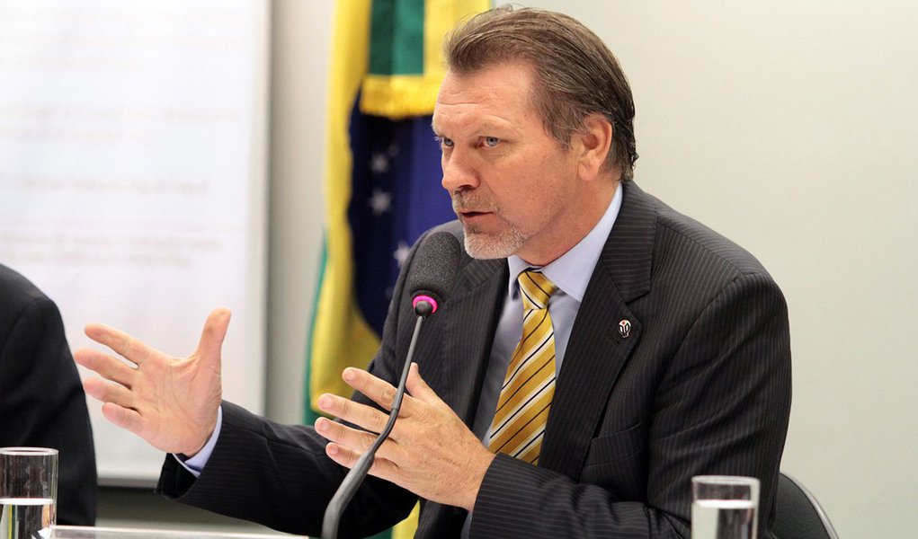 Deputado Afonso Hamm (PP-RS) será o primeiro a se pronunciar na votação do impeachment da presidente Dilma Rousseff no plenário da Casa; em seu terceiro mandato, o empresário rural de Bagé é um dos parlamentares investigados no Supremo Tribunal Federal (STF), por suspeitas de envolvimento no esquema de corrupção na Petrobras, revelado na Operação Lava Jato; Hamm foi citado pelo doleiro Alberto Youssef como um dos deputados que recebia entre R$ 30 mil e R$ 150 mil como cota no esquema (Foto: Roberta Namour) Deputado Afonso Hamm (PP-RS) será o primeiro a se pronunciar na votação do impeachment da presidente Dilma Rousseff no plenário da Casa; em seu terceiro mandato, o empresário rural de Bagé é um dos parlamentares investigados no Supremo Tribunal Federal (STF), por suspeitas de envolvimento no esquema de corrupção na Petrobras, revelado na Operação Lava Jato; Hamm foi citado pelo doleiro Alberto Youssef como um dos deputados que recebia entre R$ 30 mil e R$ 150 mil como cota no esquema