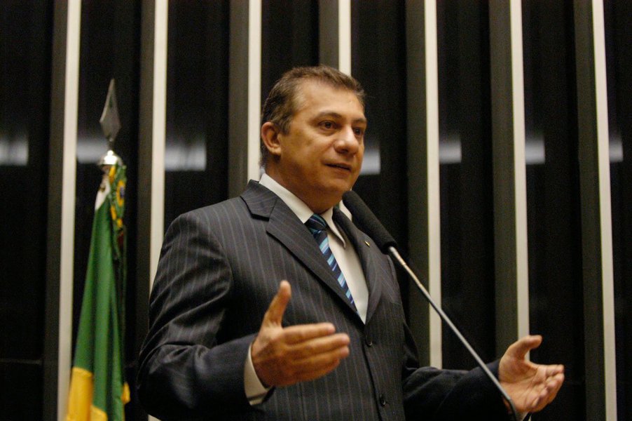 “Neste momento em que a democracia está em risco, a bancada do Ceará está unida para defender o mandato da presidente legitimamente eleita, pois impeachment sem configurar um crime de responsabilidade é golpe”, disse o coordenador da bancada do Ceará na Câmara, José Airton Cirilo (PT). Para ele, a oposição não conseguirá a votação necessária neste domingo (17) (Foto: Rodrigo Rocha) “Neste momento em que a democracia está em risco, a bancada do Ceará está unida para defender o mandato da presidente legitimamente eleita, pois impeachment sem configurar um crime de responsabilidade é golpe”, disse o coordenador da bancada do Ceará na Câmara, José Airton Cirilo (PT). Para ele, a oposição não conseguirá a votação necessária neste domingo (17)