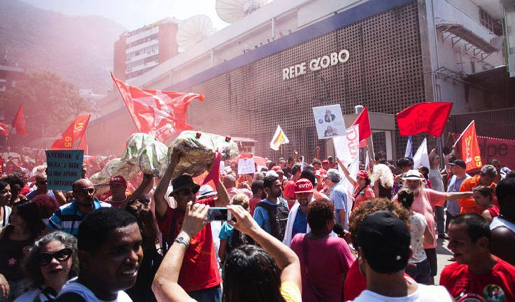 Agora o clima é novamente de revolta contra o golpismo. Além do protesto de quinta-feira, agendado pela Frente Povo Sem Medo, outros atos já estão sendo marcados diante das sedes da emissora e das suas afiliadas no país (Foto: Altamiro Borges) Agora o clima é novamente de revolta contra o golpismo. Além do protesto de quinta-feira, agendado pela Frente Povo Sem Medo, outros atos já estão sendo marcados diante das sedes da emissora e das suas afiliadas no país