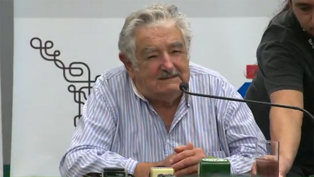 Ex-presidente do Uruguai voltou a defender o ex-presidente Lula, de quem afirma ser amigo; segundo ele, “há muita paixão política e que pode haver interesses preocupados em acabar com a carreira de Lula"; "Todos sabem que ele é carismático e fez uma obra importante no Brasil. O que não concordo é que destrocem o Brasil. O povo brasileiro está pagando um preço que não merece", disse Pepe Mujica no Paraná, onde participa de evento na Universidade Federal de Integração da América-Latina (Unila), em Foz do Iguaçu (Foto: Leonardo Lucena) Ex-presidente do Uruguai voltou a defender o ex-presidente Lula, de quem afirma ser amigo; segundo ele, “há muita paixão política e que pode haver interesses preocupados em acabar com a carreira de Lula"; "Todos sabem que ele é carismático e fez uma obra importante no Brasil. O que não concordo é que destrocem o Brasil. O povo brasileiro está pagando um preço que não merece", disse Pepe Mujica no Paraná, onde participa de evento na Universidade Federal de Integração da América-Latina (Unila), em Foz do Iguaçu