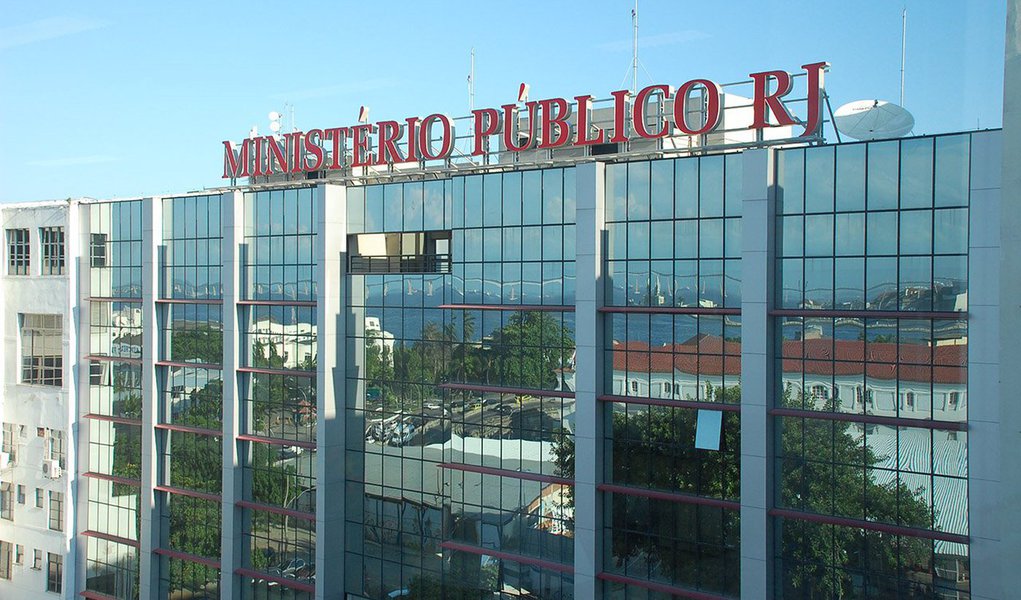 O Ministério Público (MP/RJ) pretende recuperar no mínimo R$ 4.423.500 de recursos públicos desviados - por oficiais da Policia Militar e empresários - do Fundo de Saúde da Policia Militar (Fusbom), entre 2013 e 2014; o Grupo de Atuação Especializada em Segurança Pública (Gaesp), do MP, ajuizou ação civil pública por improbidade administrativa contra 14 pessoas, incluindo o ex-comandante da corporação, José Luís Castro Menezes, três coronéis e três majores (Foto: Leonardo Lucena) O Ministério Público (MP/RJ) pretende recuperar no mínimo R$ 4.423.500 de recursos públicos desviados - por oficiais da Policia Militar e empresários - do Fundo de Saúde da Policia Militar (Fusbom), entre 2013 e 2014; o Grupo de Atuação Especializada em Segurança Pública (Gaesp), do MP, ajuizou ação civil pública por improbidade administrativa contra 14 pessoas, incluindo o ex-comandante da corporação, José Luís Castro Menezes, três coronéis e três majores