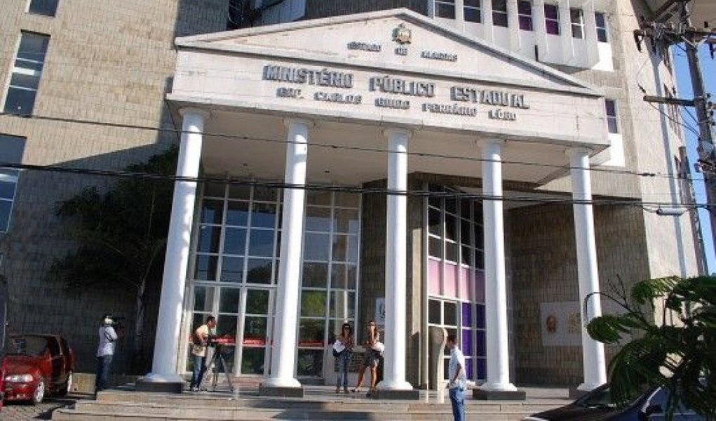 O Ministério Público Estadual (MPE) instaurou inquérito civil para investigar denúncias de improbidade administrativa na prefeitura de Rio Largo; a prefeita Maria Eliza Alves da Silva é acusada de beneficiar um posto de combustível de propriedade dos seus filhos (Foto: Voney Malta) O Ministério Público Estadual (MPE) instaurou inquérito civil para investigar denúncias de improbidade administrativa na prefeitura de Rio Largo; a prefeita Maria Eliza Alves da Silva é acusada de beneficiar um posto de combustível de propriedade dos seus filhos