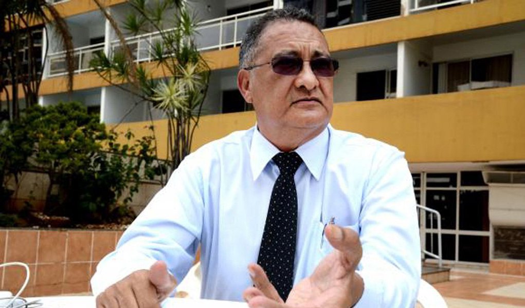 Nascido em Surumu, Raoisa Terra do Sol, Jefferson Fernandes do Nascimento se diz um "sobrevivente”; ele é o reitor da Universidade Federal de Roraima, o primeiro indígena à frente de uma federal no Brasil; calmo e com sorriso amável, conta que sempre estudou em escola pública, "pública indígena, inclusive"; só cheguei à universidade como docente porque casualmente teve a oportunidade de fazer o ensino público; doutor em Agronomia, 51 anos, ele comandará a instituição até 2020; como prioridades, o reitor diz que terá a ampliação da assistência estudantil, a oferta de pós-graduação a indígenas e a internacionalização da universidade (Foto: Realle Palazzo-Martini) Nascido em Surumu, Raoisa Terra do Sol, Jefferson Fernandes do Nascimento se diz um "sobrevivente”; ele é o reitor da Universidade Federal de Roraima, o primeiro indígena à frente de uma federal no Brasil; calmo e com sorriso amável, conta que sempre estudou em escola pública, "pública indígena, inclusive"; só cheguei à universidade como docente porque casualmente teve a oportunidade de fazer o ensino público; doutor em Agronomia, 51 anos, ele comandará a instituição até 2020; como prioridades, o reitor diz que terá a ampliação da assistência estudantil, a oferta de pós-graduação a indígenas e a internacionalização da universidade