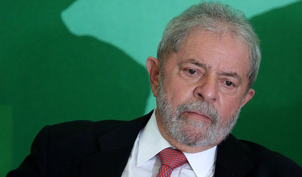 Instituto Lula divulgou nesta terça-feira uma nota em três idiomas (português, inglês e espanhol) para rebater as suspeitas levantadas contra o ex-presidente pelo Ministério Público e pela Polícia Federal: ‘O ex-presidente Lula não é réu, ou seja: não responde a nenhuma ação judicial que o acuse de ter praticado algum crime. Levar o ex-presidente Lula ao banco dos réus é, sim, o objetivo da plutocracia, do mass media e de agentes partidarizados da Polícia e do Ministério Público, que representam exceções dentro destas Instituições’, afirma o ex-presidente (Foto: Roberta Namour) www.brasil247.com - Instituto Lula divulgou nesta terça-feira uma nota em três idiomas (português, inglês e espanhol) para rebater as suspeitas levantadas contra o ex-presidente pelo Ministério Público e pela Polícia Federal: ‘O ex-presidente Lula não é réu, ou seja: não responde a nenhuma ação judicial que o acuse de ter praticado algum crime. Levar o ex-presidente Lula ao banco dos réus é, sim, o objetivo da plutocracia, do mass media e de agentes partidarizados da Polícia e do Ministério Público, que representam exceções dentro destas Instituições’, afirma o ex-presidente