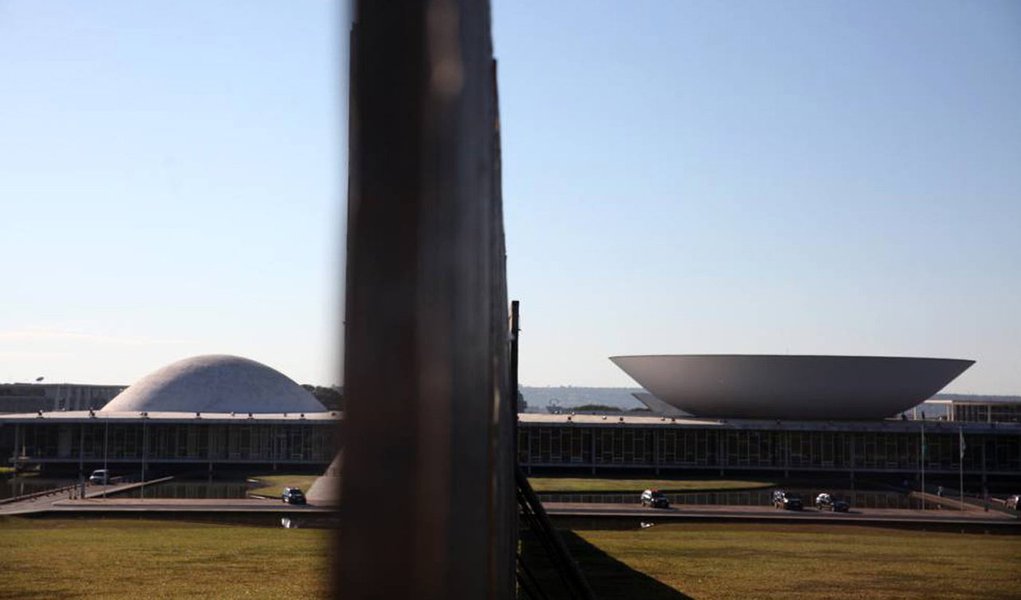 Primeira sessão de análise da admissibilidade do processo de impeachment está marcada para as 8h55, com a exposição, por 25 minutos, do jurista Miguel Reale Junior, um dos autores da denúncia contra a presidente; em seguida, o advogado-geral da União, José Eduardo Cardozo, fará a defesa de Dilma Rousseff, também por 25 minutos; paralelamente às apresentações da acusação e da defesa, a partir das 9h será aberto prazo para que os deputados interessados em discursar sobre o processo se inscrevam na Mesa Diretora (Foto: Roberta Namour) Primeira sessão de análise da admissibilidade do processo de impeachment está marcada para as 8h55, com a exposição, por 25 minutos, do jurista Miguel Reale Junior, um dos autores da denúncia contra a presidente; em seguida, o advogado-geral da União, José Eduardo Cardozo, fará a defesa de Dilma Rousseff, também por 25 minutos; paralelamente às apresentações da acusação e da defesa, a partir das 9h será aberto prazo para que os deputados interessados em discursar sobre o processo se inscrevam na Mesa Diretora