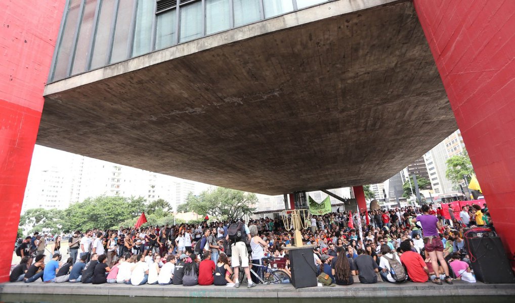 Depois de cantar, dançar, tocar e discursar durante toda a tarde desta quarta (30) no vão-livre do Masp, um grupo de artistas, diretores, profissionais do audiovisual, representantes de coletivos artísticos e manifestantes a favor da democracia decidiram fechar brevemente a Avenida Paulista, em São Paulo, para uma intervenção artística; o ato faz parte de uma série de manifestações em diversas cidades do país, denominada Vigília pela Democracia, que continua amanhã (31) com um ato na Praça da Sé, no centro de São Paulo (Foto: Valter Lima) Depois de cantar, dançar, tocar e discursar durante toda a tarde desta quarta (30) no vão-livre do Masp, um grupo de artistas, diretores, profissionais do audiovisual, representantes de coletivos artísticos e manifestantes a favor da democracia decidiram fechar brevemente a Avenida Paulista, em São Paulo, para uma intervenção artística; o ato faz parte de uma série de manifestações em diversas cidades do país, denominada Vigília pela Democracia, que continua amanhã (31) com um ato na Praça da Sé, no centro de São Paulo
