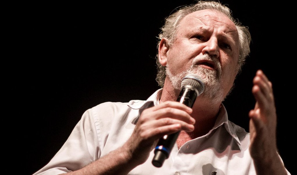 “Está na hora de vocês pedirem desculpas para o povo brasileiro. Tratar de ser isento. Por isso que a juventude protesta contra a forma com que vocês estimularam o golpe no Brasil. E o povo brasileiro não aceita nem o golpe, nem o preposto que vocês inventaram, que chama Temer, Cunha. Então, trate de se redimir perante o povo brasileiro”, disse João Stédile, líder do MST, a jornalistas da Globo (Foto: Roberta Namour) “Está na hora de vocês pedirem desculpas para o povo brasileiro. Tratar de ser isento. Por isso que a juventude protesta contra a forma com que vocês estimularam o golpe no Brasil. E o povo brasileiro não aceita nem o golpe, nem o preposto que vocês inventaram, que chama Temer, Cunha. Então, trate de se redimir perante o povo brasileiro”, disse João Stédile, líder do MST, a jornalistas da Globo