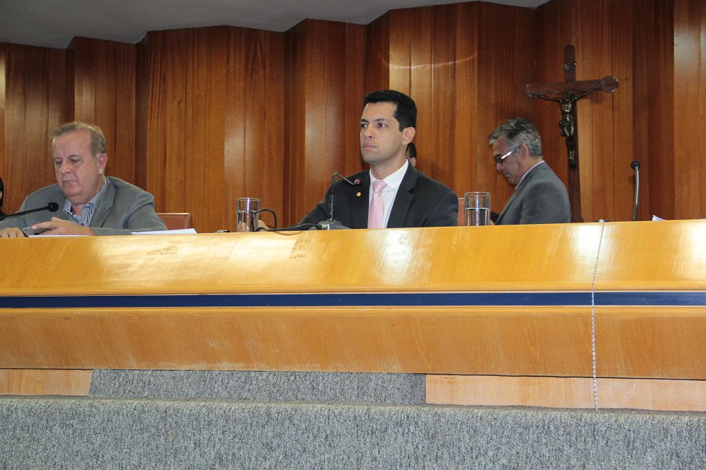 Presidente da Comissão Mista, o vereador Thiago Albernaz presidiu nesta sexta-feira a sessão de prestação de contas do prefeito Paulo Garcia; durante os trabalhos, o petista revelou um rombo de R$ 200 milhões na Secretaria da Saúde deixado pela gestão de Iris Rezende (PMDB); os vereadores agora vão apurar; "É grave a informação de que Paulo Garcia herdou dívida de R$ 200 milhões de Iris Rezende só na pasta da Saúde. Vamos investigar! Ao que tudo indica, Iris fez pedaladas enquanto esteve à frente da Prefeitura”, disse Albernaz (Foto: José Barbacena) Presidente da Comissão Mista, o vereador Thiago Albernaz presidiu nesta sexta-feira a sessão de prestação de contas do prefeito Paulo Garcia; durante os trabalhos, o petista revelou um rombo de R$ 200 milhões na Secretaria da Saúde deixado pela gestão de Iris Rezende (PMDB); os vereadores agora vão apurar; "É grave a informação de que Paulo Garcia herdou dívida de R$ 200 milhões de Iris Rezende só na pasta da Saúde. Vamos investigar! Ao que tudo indica, Iris fez pedaladas enquanto esteve à frente da Prefeitura”, disse Albernaz