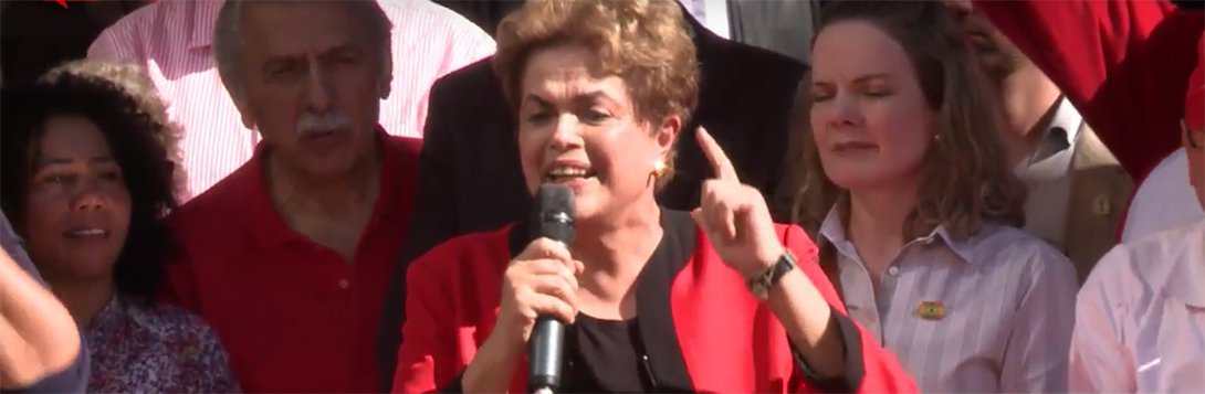 Num duro discurso neste domingo, no Primeiro de Maio do Vale do Anhangabaú, em São Paulo, a presidente Dilma Rousseff afirmou que o golpe parlamentar em curso no Brasil visa destruir a Consolidação das Leis do Trabalho; "Querem transformar a CLT em letra morta. Sabe como vão fazer isso? Dizendo que o negociado deve prevalecer sobre a lei. Ou seja: menos do que a lei. Nós aceitamos, desde que seja mais do que a lei", afirmou; Dilma disse ainda que os golpistas pretendem tirar 36 milhões de pessoas do Bolsa Família, mas anunciou um aumento médio de 9% nos benefícios; a presidente anunciou ainda a correção de 5% na tabela do Imposto de Renda e disse que o pré-sal será a "primeira vítima" de promessa do vice-presidente Michel Temer de "privatizar tudo o que for possível" (Foto: Ana Pupulin) Num duro discurso neste domingo, no Primeiro de Maio do Vale do Anhangabaú, em São Paulo, a presidente Dilma Rousseff afirmou que o golpe parlamentar em curso no Brasil visa destruir a Consolidação das Leis do Trabalho; "Querem transformar a CLT em letra morta. Sabe como vão fazer isso? Dizendo que o negociado deve prevalecer sobre a lei. Ou seja: menos do que a lei. Nós aceitamos, desde que seja mais do que a lei", afirmou; Dilma disse ainda que os golpistas pretendem tirar 36 milhões de pessoas do Bolsa Família, mas anunciou um aumento médio de 9% nos benefícios; a presidente anunciou ainda a correção de 5% na tabela do Imposto de Renda e disse que o pré-sal será a "primeira vítima" de promessa do vice-presidente Michel Temer de "privatizar tudo o que for possível"