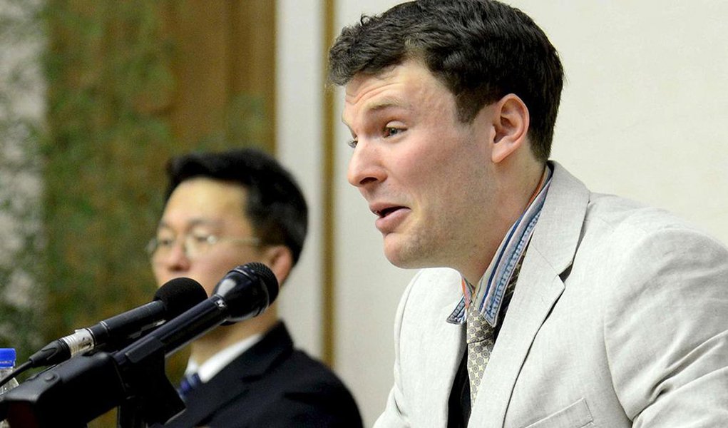 Suprema corte da Coreia do Norte condenou o norte-americano Otto Warmbier, preso durante visita ao país, a 15 anos de trabalhos forçados por crimes contra o Estado, estudante de 21 anos da Universidade da Virginia, foi detido em janeiro ao tentar roubar um item com slogans de propaganda em seu hotel em Pyongyang (Foto: Paulo Emílio) Suprema corte da Coreia do Norte condenou o norte-americano Otto Warmbier, preso durante visita ao país, a 15 anos de trabalhos forçados por crimes contra o Estado, estudante de 21 anos da Universidade da Virginia, foi detido em janeiro ao tentar roubar um item com slogans de propaganda em seu hotel em Pyongyang