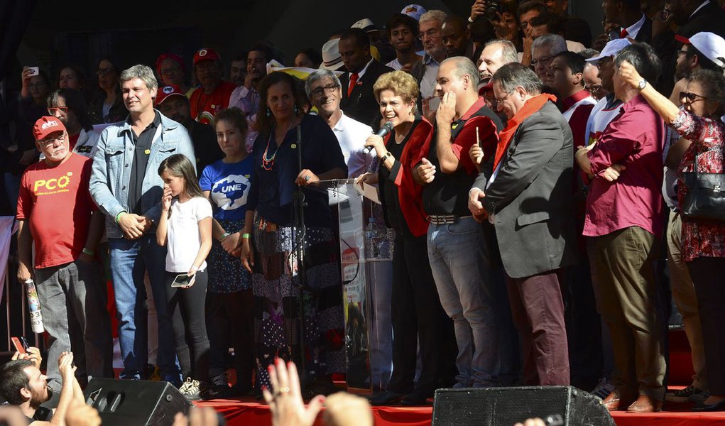 Reajuste de 9% foi anunciado neste domingo (1º) pela presidenta Dilma Rousseff durante evento da Central Única dos Trabalhadores em São Paulo; em abril, 13,8 milhões de famílias receberam o Bolsa Família; de acordo com o Ministério do Desenvolvimento Social e Combate à Fome, um decreto presidencial reajustará em 6,5% a linha de extrema pobreza do país, fixada atualmente em R$ 77; mesmo percentual será aplicado “à linha da pobreza, que estabelece o limite de renda de acesso ao benefício do Bolsa Família; com isso, poderão ter acesso ao benefício famílias com renda de até R$ 164 mensais por pessoa (Foto: Realle Palazzo-Martini) Reajuste de 9% foi anunciado neste domingo (1º) pela presidenta Dilma Rousseff durante evento da Central Única dos Trabalhadores em São Paulo; em abril, 13,8 milhões de famílias receberam o Bolsa Família; de acordo com o Ministério do Desenvolvimento Social e Combate à Fome, um decreto presidencial reajustará em 6,5% a linha de extrema pobreza do país, fixada atualmente em R$ 77; mesmo percentual será aplicado “à linha da pobreza, que estabelece o limite de renda de acesso ao benefício do Bolsa Família; com isso, poderão ter acesso ao benefício famílias com renda de até R$ 164 mensais por pessoa