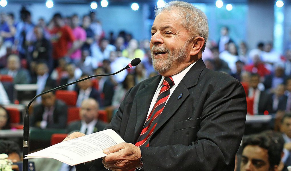 Joaquim Barbosa e Silvio Santos, um negro e o outro camelô, têm aval para fazerem o que quiserem porque são exceções, fazem jus a seu "mérito": não ameaçam a regra, não abalam as estruturas. Mas o nordestino operário que ousou ser presidente foi longe demais (Foto: Margarida Salomão) Joaquim Barbosa e Silvio Santos, um negro e o outro camelô, têm aval para fazerem o que quiserem porque são exceções, fazem jus a seu "mérito": não ameaçam a regra, não abalam as estruturas. Mas o nordestino operário que ousou ser presidente foi longe demais